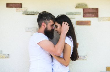 Aşık çift her diğer romantik tarih tadını çıkarın. Sakallı adam ve kız hugs ya da cuddling. İhale sarılmak. Aşk romantik tarih sarılma içinde çift duvar arka plan açık havada ışık. Senin kucak hissetmek çok güzel