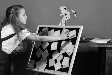 Eğitim ve okul kavramı dön. Yeşil duvar arka plan üzerinde çocuk ve okul malzemeleri