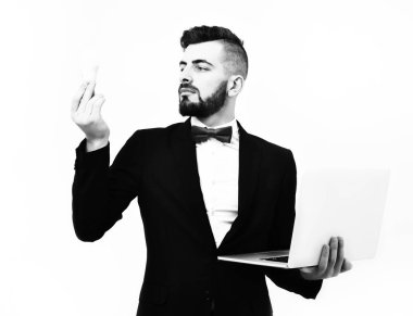 İş ve başarılı fikir kavramı. Sigorta acentesi veya kırmızı papyon ile sakallı işadamı
