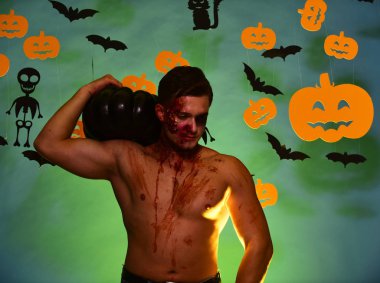 Yüz ve seksi çıplak gövde gülümseyen adam