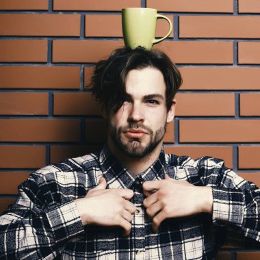 ciddi dağınık saçlı siyah-beyaz kareli gömlekli sakallı yakışıklı yüz tutan tepsi renkli bardak ve beyaz arka plan üzerinde kopya alanı izole içme ile.