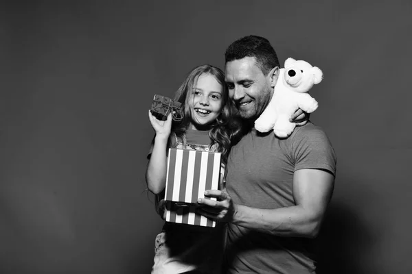 Concept cadeau surprise ou fête des pères. Père et enfant avec des visages souriants. Homme et fille — Photo