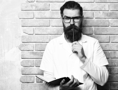 Tıp kavramı. Sakallı acımasız beyaz doktor ya da dizüstü bilgisayar ile yüksek lisans öğrenci