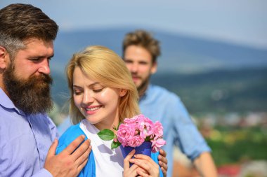 Kırık kalp kavramı. Açık toplantı aşık romantik ilişkiler flört. Çift romantik tarih aşıklar flört. Kaç adam izlerken kadın başka bir maço bunun yerine onu tercih kıskanç aşk mutlu kalma,