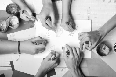 Sanat ve sanat kavramı. İşaretleri erkek ve kadın elinde beyaz kağıt üzerine çizmek