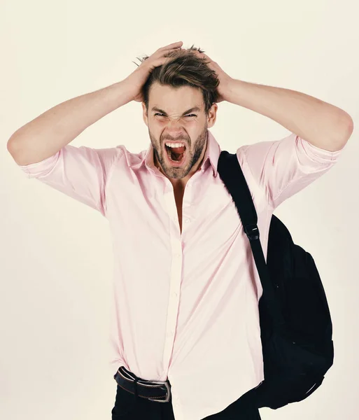 O mochileiro vai caminhar. Cara de camisa rosa com mochila no ombro — Fotografia de Stock