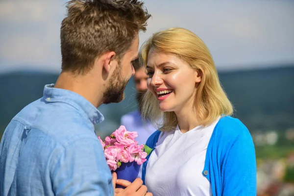 Par i kärlek glad dejting, svartsjuk skäggig man tittar fru fusk honom med älskare. Par romantisk datum älskare bukett blommor. Älskare möte utomhus flirta romantik förbindelser. Svartsjuk koncept — Stockfoto