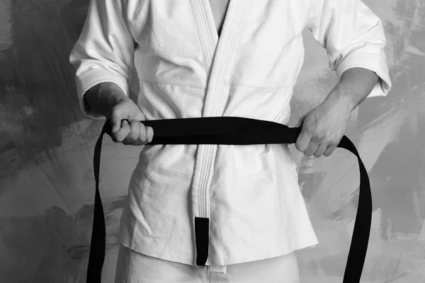 Koncepcja treningu japońskiego karate. Wojownik karate z czarny pas — Zdjęcie stockowe