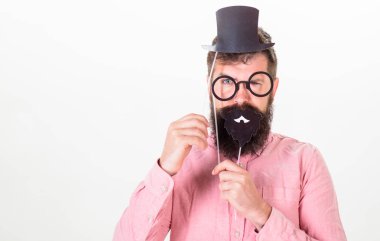 İyi pansuman seni daha zeki yapar. Hileci daha akıllı görünüyor. Dostum sakallı hippi karton silindir şapka ve gözlük daha akıllı arka plan beyaz. Garantili Yolları zeki görünür