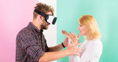 Video oyunu adam hayal yakalanan. Karısı onu gerçek hayata geri yardım etmeye çalışır. Adam Vr gözlük dahil video oyunu kız iken onu uyandırmaya deneyin. Video oyun bağımlılığı belirtileri ve tedavisi