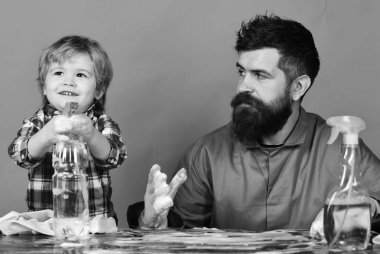 Çocuk sprey köpük ile kaplı tablosundaki tutar.