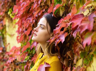 Bayan kırmızı poz bırakır. Güzel saçlı kız