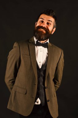 Siyah arka plan üzerine gülen surat ile işadamı