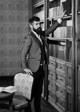 Bir kitapla olgun adam