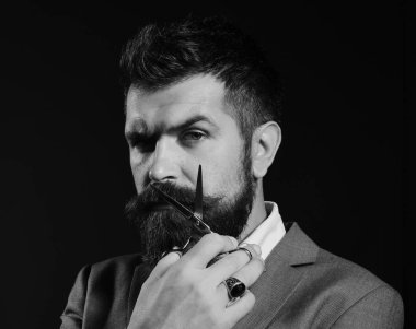 İş ve berber servisi konsepti. Uzun sakallı adam
