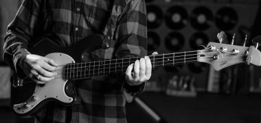 Erkek eller gitarı tutar, kulüp atmosferinde müzik çalar..