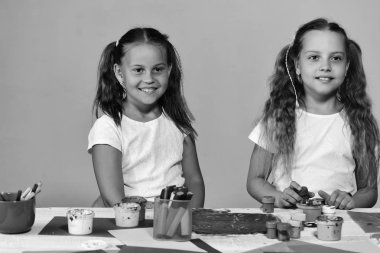 Ponytails sanatçılarla sanat fikirler oluşturun. Kızlar konsantre yüzü olan