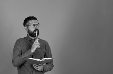 Bilgi ve planlama kavramı. Profesör şaşkın yüz