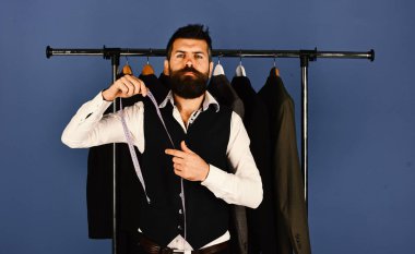 Tüketim ve zarafet kavramı. Sakallı adam