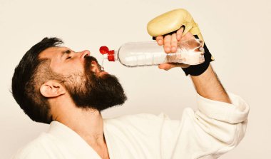 Dövüş ustası eğitimden sonra ferahlatıcı su içer..