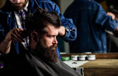 Hipster istemci Başlarken saç kesimi. Styling saç tarak ve kesme makinesi ile sakallı istemcisinin berber. Kuaför saç kesme makinesi ile saç modeli sakallı, berber arka plan için çalışır. Saç kesimi kavramı