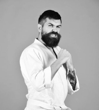 Eğitim ve savaş konsepti. Öfkeli suratlı karateci.