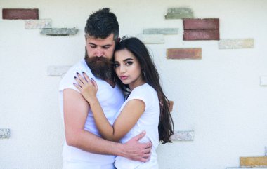 Aşık çift her diğer romantik tarih tadını çıkarın. Aşk romantik tarih sarılma içinde çift duvar arka plan açık havada ışık. Sakallı adam ve kız hugs ya da cuddling. Senin kucak hissetmek çok güzel. İhale kucaklama