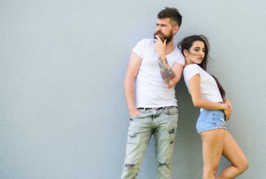 Şık çift. Modern gençlik rahat kıyafetler seçin. Moda trend rahat basit giyim erkek ve kadın için. Çift gri arka plan. Kentsel yaşam tarzı talep rahat giysiler her gün için