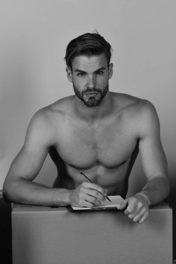 Cinsellik ve inşa konsepti. Sakallı adam