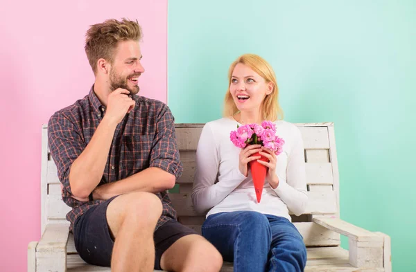 Man ger bukett blommor till flickvän, turkos bakgrund. Par i kärlek romantisk datum. Gentleman alltid sätta blommor datum. Bukett favorit blommor som romantisk gåva. Trevlig överraskning för dam — Stockfoto