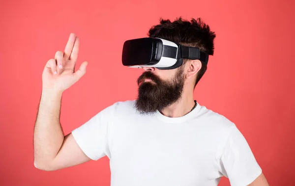 Los mejores tiradores para VR. El tirador en primera persona muestra lo adictiva que podría ser la realidad virtual. Hombre gesto de la mano como juego de disparos juego de disparos en gafas VR. Hombre barbudo hipster con auriculares de realidad virtual sobre fondo rojo — Foto de Stock