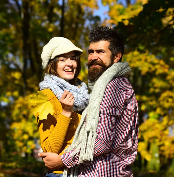 Őszi park boldog pár. Fiatal család, szórakozás — Stock Fotó