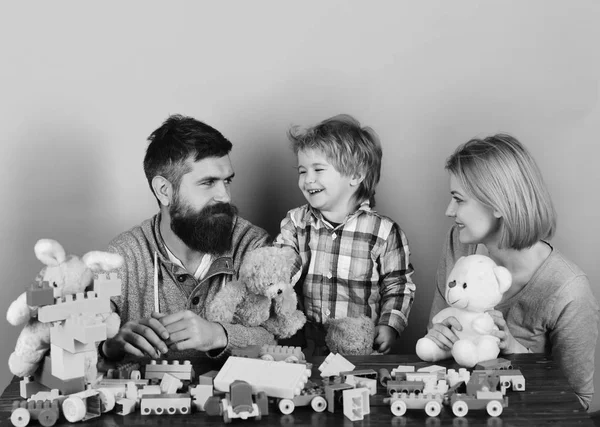 Rodzicielstwa i gra koncepcja. Mama, Tata i dziecko w pokoju zabaw. — Zdjęcie stockowe