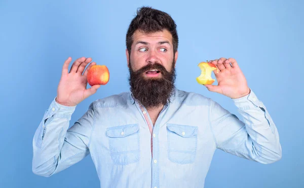 Φρούτα υγιεινά σνακ πάντα καλή ιδέα. Ο άνθρωπος όμορφος hipster μακριά γενειάδα κατέχει ώριμο μήλο και σχεδόν τρώγονται apple κούτσουρο. Τέλεια και ελάττωμα έννοια. Ο άνθρωπος δίαιτα διατροφή τρώει φρούτα. Φάτε μήλο κάθε μέρα — Φωτογραφία Αρχείου