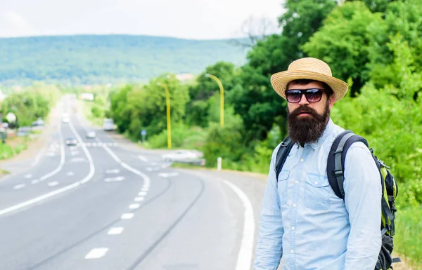 Adam taşıma için seyir Otoban kenarında. Yolda. Otostop soran yabancılar kendi araç binmek için elde taşıma anlamına gelir. Otostopçu taşıma için hedef almak için durdurmayı deneyin