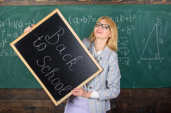 Anställa lärare för nytt läsår. Kvinna lärare håller blackboard inskription tillbaka till skolan. Tittar begick lärarutbildare komplement kvalificerad arbetskraft. Tillbaka till skolan lärare rekrytering — Stockfoto