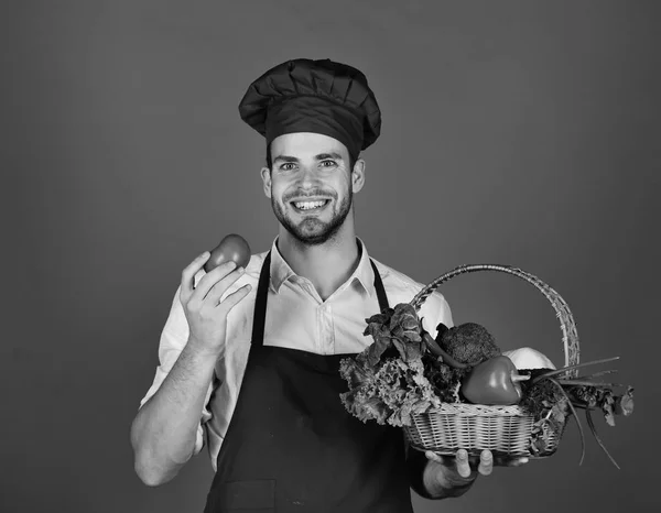 Mannen med skägg på röd bakgrund. Hälsosam måltid koncept. — Stockfoto