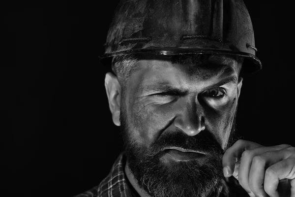 Arbeiter mit brutalem Image trägt schmutzigen Helm und kariertes Hemd — Stockfoto