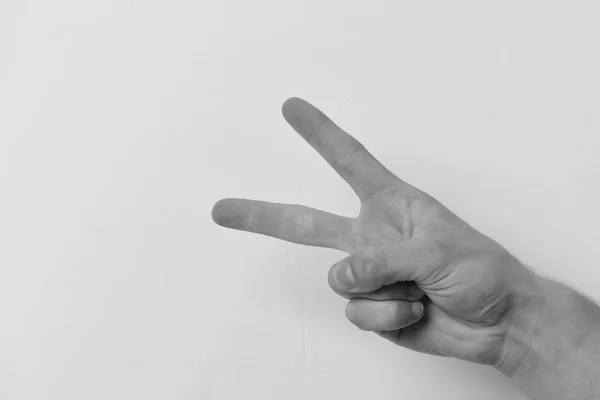 男性の手は、2 本の指を示しています。手ジェスチャー表現勝利. — ストック写真