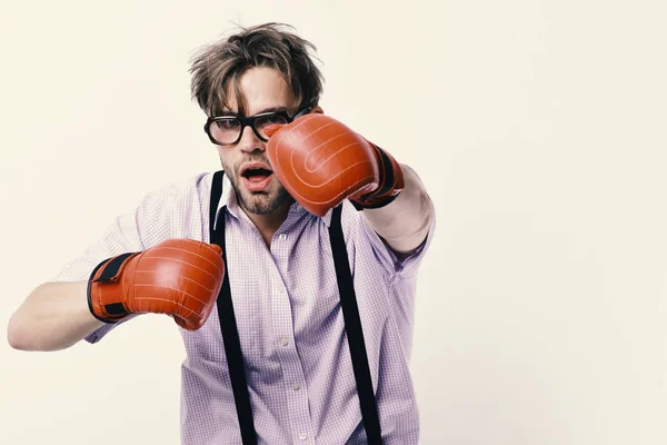 Nerd med läder box utrustning isolerad på vit bakgrund — Stockfoto