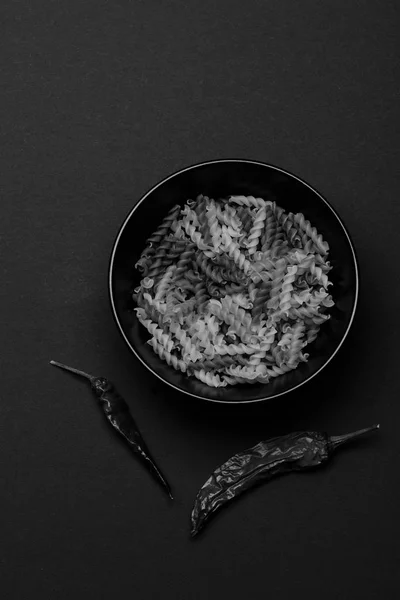 Läcker färgglad italiensk pasta med olika ingredienser för matlagning — Stockfoto