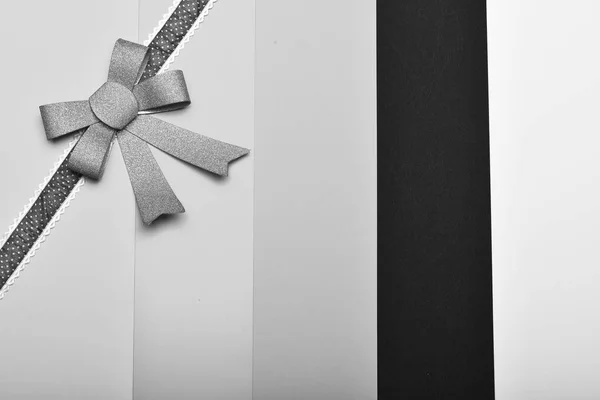 Δώρων και τον εορτασμό έννοια: μπλε τόξο διάστικτο σκούρα κορδέλα — Φωτογραφία Αρχείου