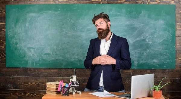 Öğretmen sakallı adam ilginç hikaye anlatayım. Öğretmen ilginç muhatap en iyi arkadaşım. Öğretmen karizmatik hipster tablo sınıf kara tahta arka plan dur. Öğrenciler ya da öğrenciler