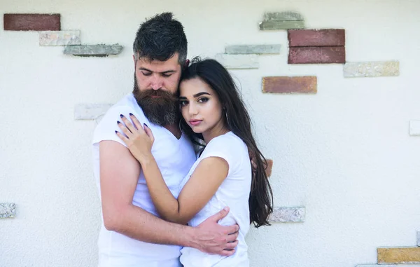 Par i kärlek njuta av varje andra romantiska datum. Par i kärlek romantisk dag gosa ljus Utomhus vägg bakgrund. Man bearded och flicka kramar eller gosa. Så bra att känna din kram. Öm kram — Stockfoto