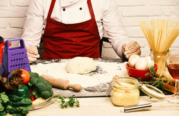 Conceito de processo de cozinha. Mãos masculinas trabalham com massa amassada — Fotografia de Stock