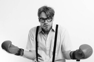 Zayıf adam sayısı ve yumruklar Sorunlu yüzü olan adam