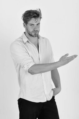 Kendine güveni olan adam beyaz arka planda izole edilmiş..