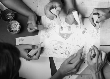 Sanat ve sanat kavramı. Sanatçı ahşap masa boya ile