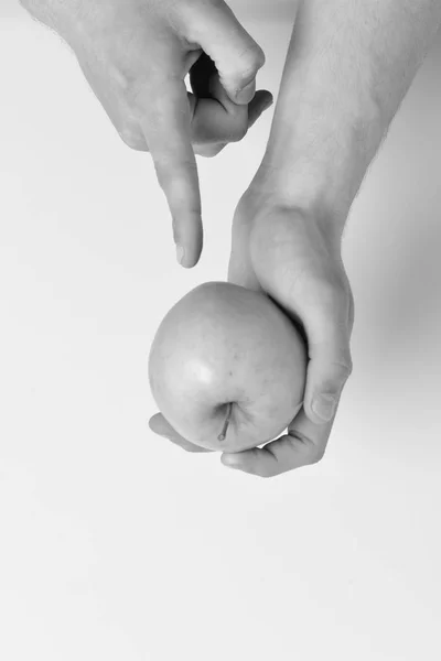 Βιταμίνες και γυμναστήριο έννοια. Αρσενική χέρι σημεία σχετικά με πράσινο μήλο — Φωτογραφία Αρχείου