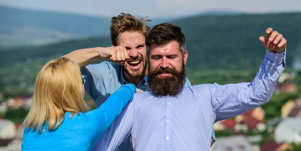 Eifersucht und Gewalt. Mann fand Freundin, die ihn mit bärtigem Macho betrog. Freund voller Eifersucht und Aggression Prügel, Kampf mit Liebhaber. Mann attackiert Liebhaber seiner Freundin aggressiv — Stockfoto